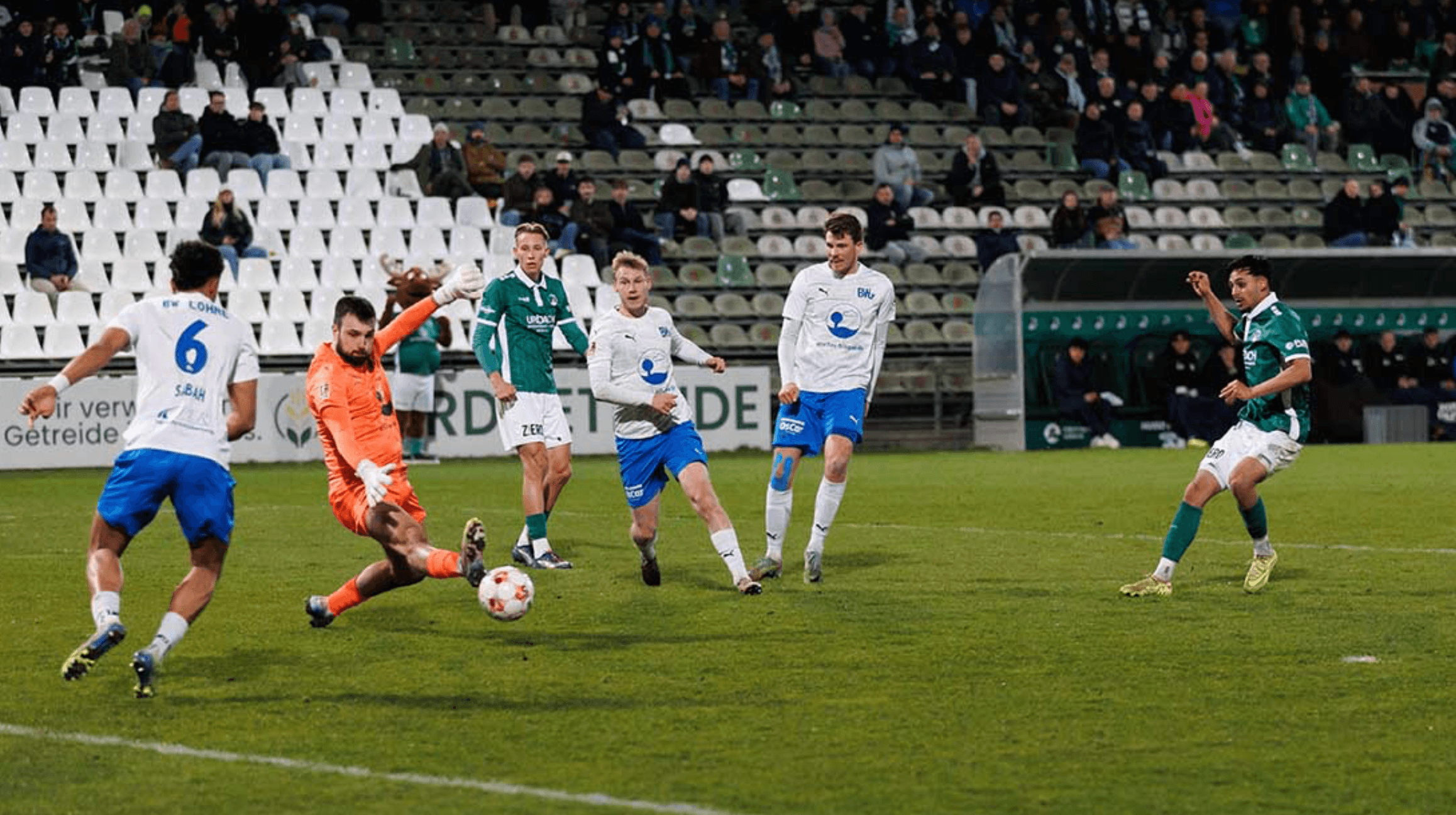 Yusuf Wardak (re., VfB Lübeck) fast mit dem 2-0. Doch Schuss Johannes Sabah rettet für seinen Keeper Marko Dedovic (BW Lohne). © 11ven Pixel
